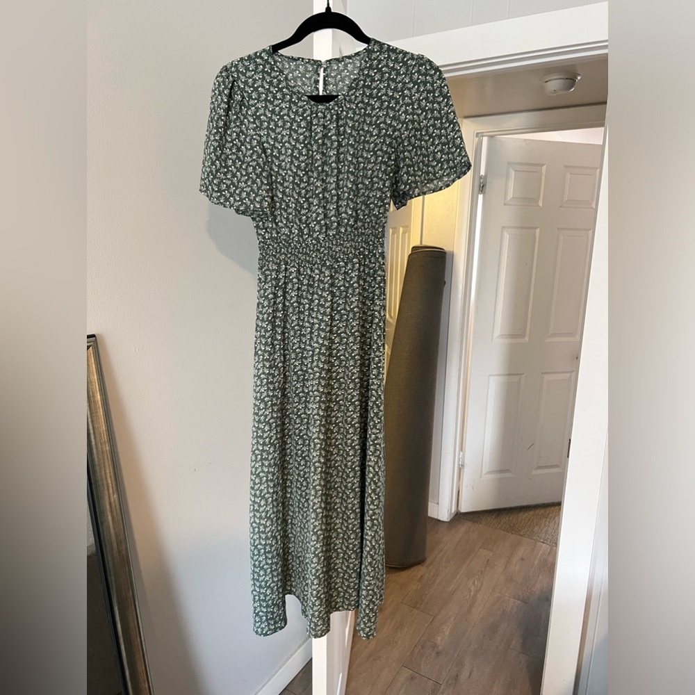 Flowy green dress w/white floral design!